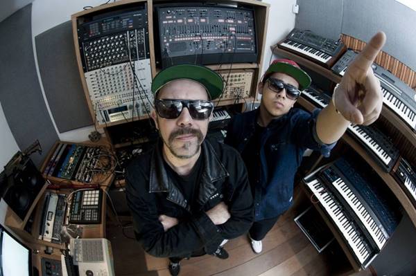 Tropkillaz  formado por  Zegon (ex-integrante do Planet Hemp) e Laudz (Tropkillaz/Divulgao)