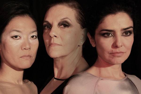 Cena da peça Trágica: o espetáculo apresenta as três grandes heroínas trágicas Medéia, Electra e Antígona, na interpretação de Miwa Yanagizawa, Denise Del Vecchio e Letícia Sabatella (Victor Hugo Cecatto/Divulgação) Cena da peça Trágica: o espetáculo apresenta as três grandes heroínas trágicas Medéia, Electra e Antígona, na interpretação de Miwa Yanagizawa, Denise Del Vecchio e Letícia Sabatella (Victor Hugo Cecatto/Divulgação)