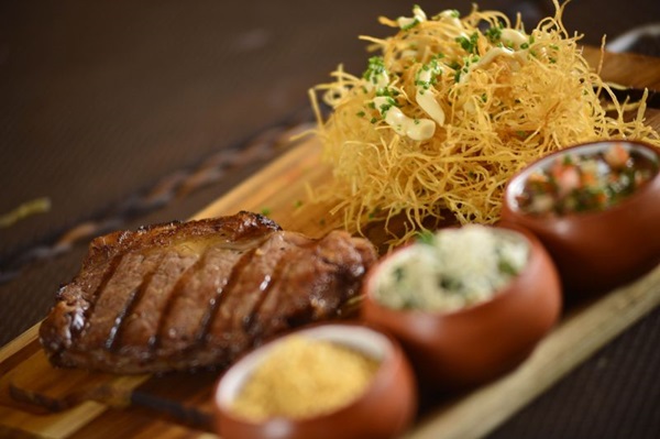 Batata-doce palha com maionese de Dijon e limo-siciliano servida com bife ancho  (Daniel Ferreira/CB/D.A Press)