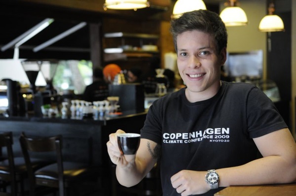 Gustavo Costa Manso serve 11 variações de grãos de café na Belini Coffee Experience  (Bruno Peres/CB/D.A Press)
