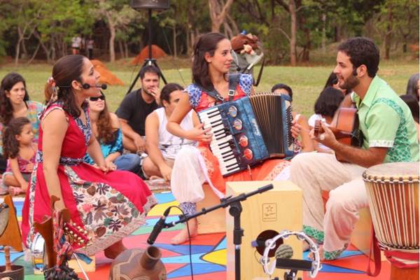 A histria dos instrumentos musicais  contada nas cenas de Cantos de encontro (Pedro Pitanga/Divulgao)