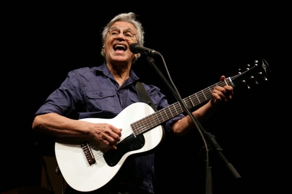 Caetano Veloso se apresenta ao lado de banda formada por jovens msicos ( Damian Dopacio/AFP Photo)