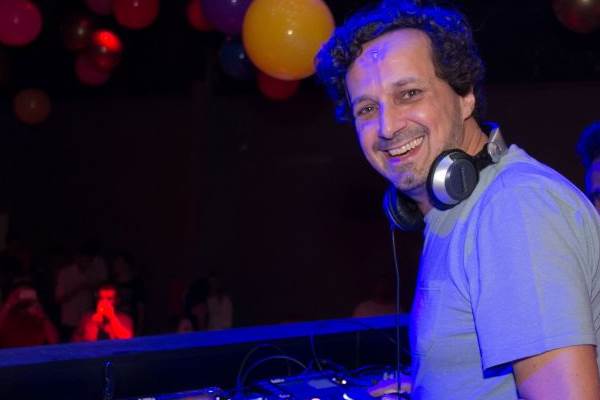 DJ Miro Rizzo  uma das atraes (Romulo Juracy/Esp. CB/D.A Press)