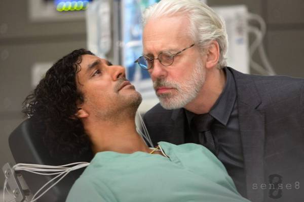 Naveen Andrews (E), que ficou conhecido por Lost, interpreta o misterioso Jonas (Murray Close/Netflix/Divulgao)