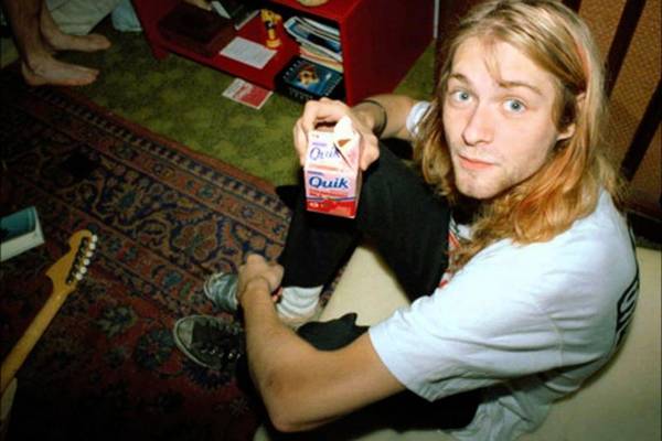 Kurt e Frances Bean Cobain em momento família registrado no documentário (HBO/Reprodução)
