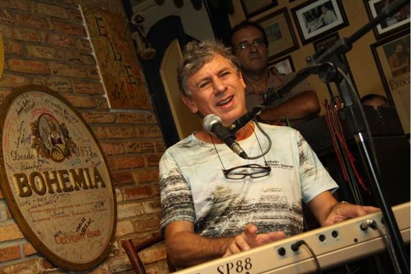 Flvio Venturini comemora o reencontro com amigos de longa data