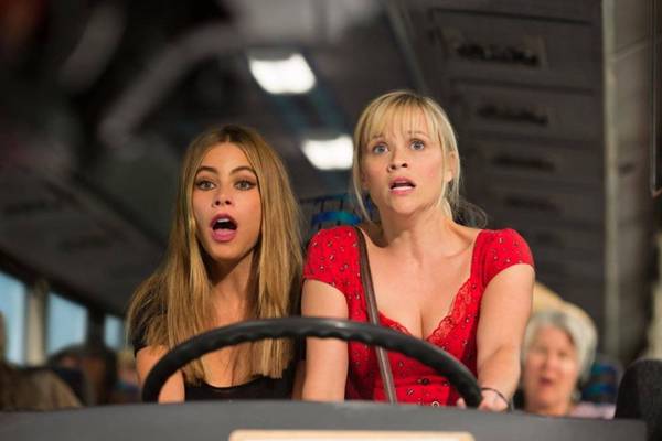 Sofia Vergara e  Reese Witherspoon formam dupla antagônica em comédia fraca (Warner Bros/Divulgação)