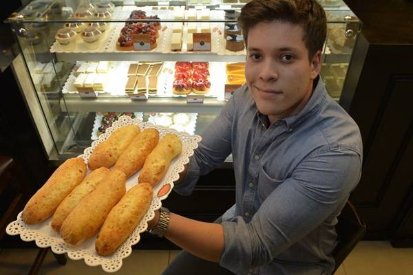 Gustavo Costa Manso, coma a baguete de pão de queijo, servida no Belini Coffee (Marcelo Ferreira/CB/D.A Press)