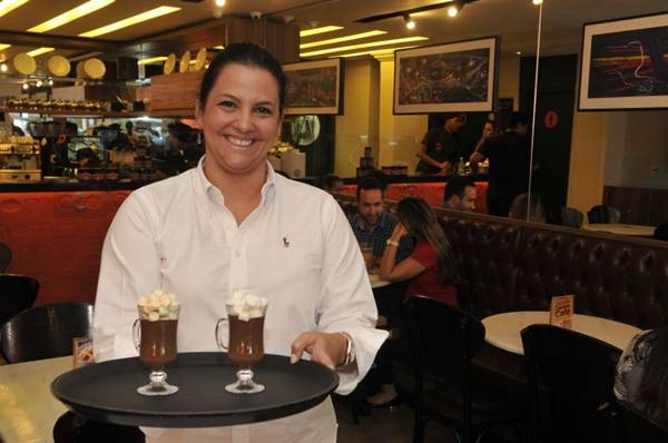 Ana Beatriz Arcoverde turbina o chocolate quente com marshmallow (Antonio Cunha/CB/D.A Press)