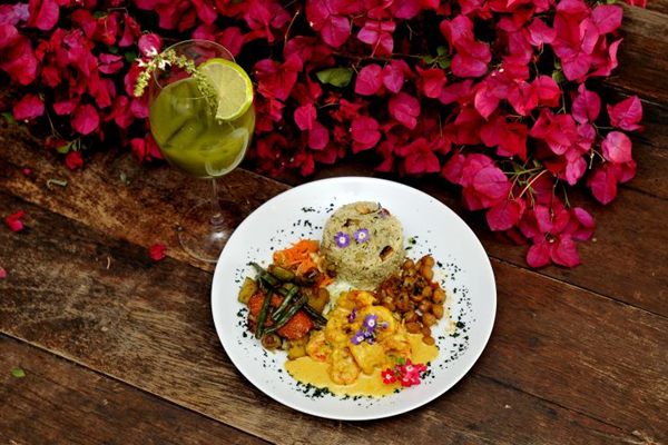 Gran drinque com capuchinha e limonada com flor de aafro combinados a um prato indiano a base de camaro do Restaurante Piaundia na Vila Planalto.  (Antonio Cunha/CB/D.A Press)