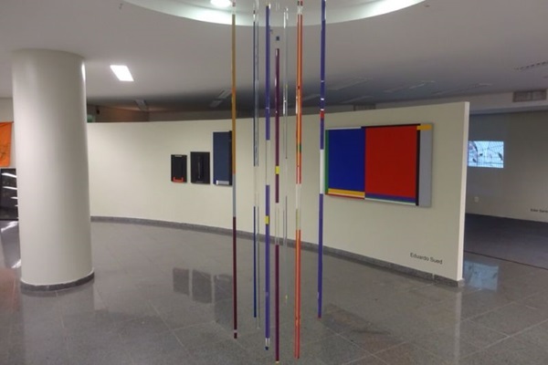 Mostra tem fotografias, instalaes e pinturas (Maurcio Lima/Divulgaao)