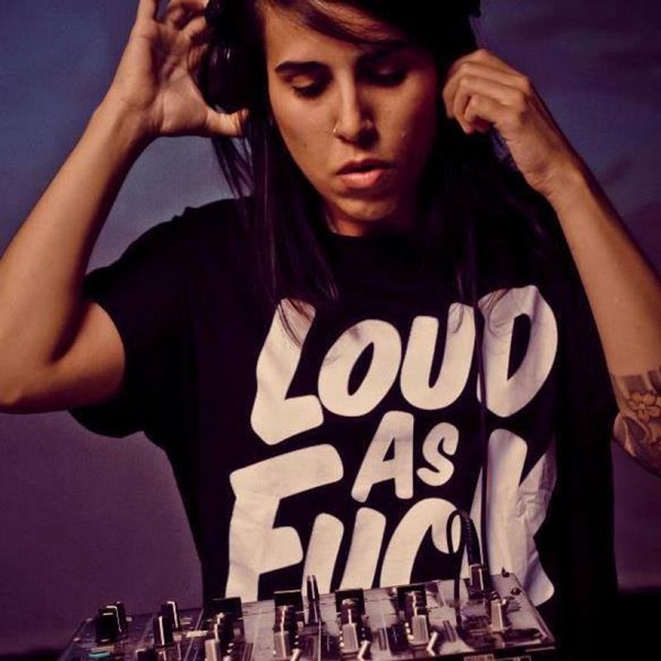Mari Perrelli é uma dos DJs que se apresentam no Federal Gladiators Combat (Facebook.com/Reprodução da Internet) Mari Perrelli é uma dos DJs que se apresentam no Federal Gladiators Combat (Facebook.com/Reprodução da Internet)
