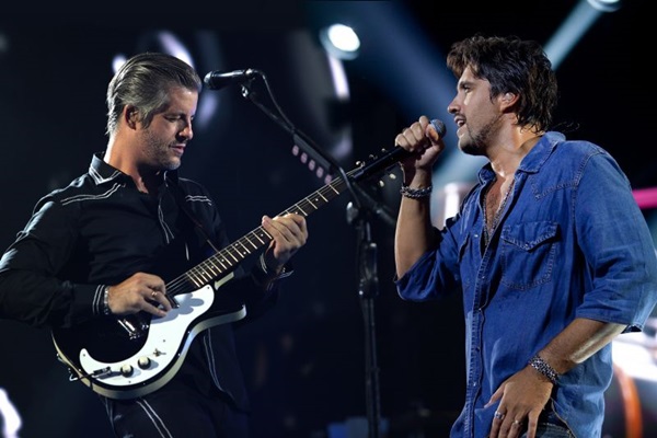 Os irmãos abrem o show com a música Na linha do tempo (Leo Crosara/Divulgação) Os irmãos abrem o show com a música Na linha do tempo (Leo Crosara/Divulgação)