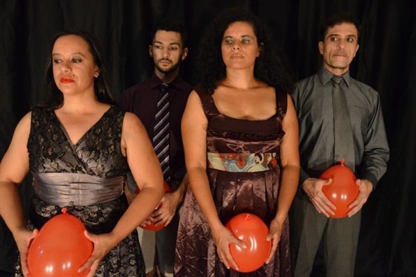 Canes e poemas so inspirao para a Cia. Margaridas no espetculo 'Ritmo de forma silenciosa' (Cia Margaridas/Divulgao)