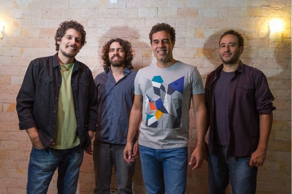 Ao lado de banda, Lauro Aires estreia disco Centropia (Marcelo Dischinger/Divulgação) Ao lado de banda, Lauro Aires estreia disco Centropia (Marcelo Dischinger/Divulgação)