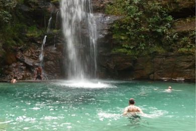  (A cachoeira Santa Brbara  uma das atraes de Cavalcante)