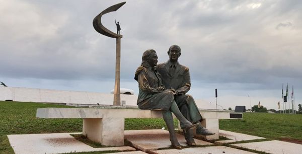 A escultura de Juscelino e Sarah Kubitschek fica em frente ao museu (Breno Fortes/CB/D.A Press) A escultura de Juscelino e Sarah Kubitschek fica em frente ao museu (Breno Fortes/CB/D.A Press)