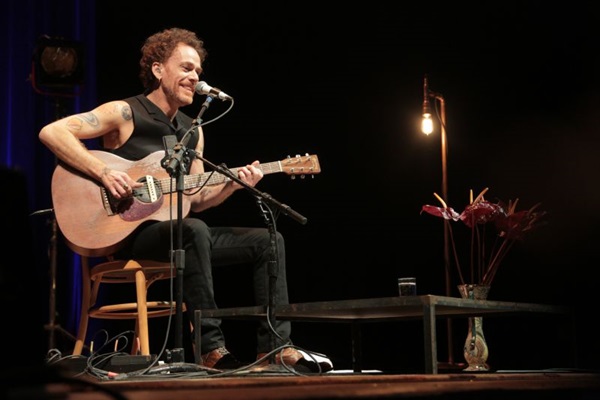 O cantor diz que nas apresentaes com voz e violo  mais fcil improvisar (Bruno Trindade/Divulgao)