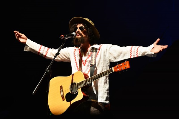 David Sassi/Divulgao (A semelhana entre Renato Igncio e Raul Seixas no palco chama a ateno
)