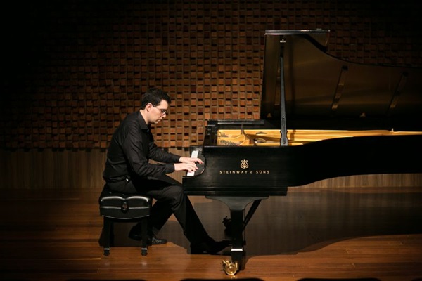 Alexandre Dias contou com participações de artistas contemporâneos na composição das peças desta noite (Tainá Frota/Divulgaçao) Alexandre Dias contou com participações de artistas contemporâneos na composição das peças desta noite (Tainá Frota/Divulgaçao)