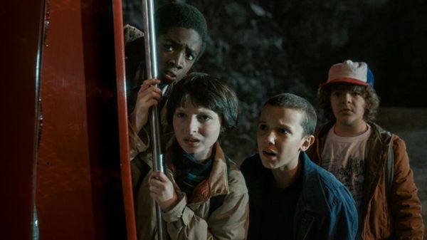 O quarteto formado por Lucas, Mike, Eleven e Dustin faz de tudo para encontrar o amigo Will (Netflix/Divulgao)