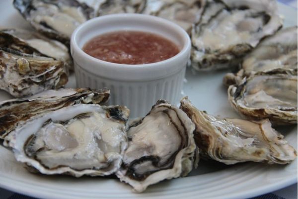 As ostras chegam ainda vivas  mesa no Le Vin (Ana Rayssa/Esp. CB/D.A Press)