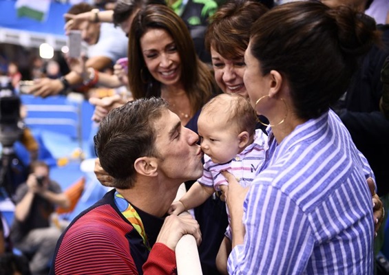 Michael Phelps beija seu filho Boomer  (AFP PHOTO / Martin BUREAU)