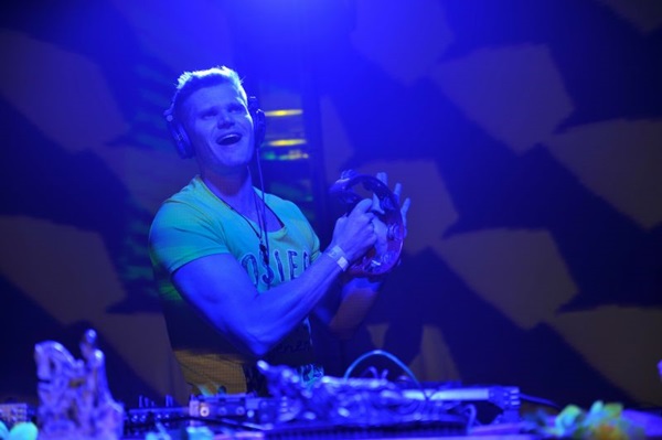 DJ Biondo  uma das atraes da balada ( Luis Xavier de Frana/Esp. CB/D.A Press)