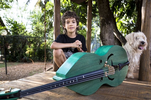 Bento toca muitos instrumentos, mas o preferido  o baixo (Thiago Milreu/Divulgao)