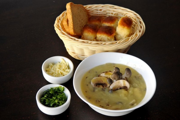 As sopas do Caf Savana podem vir no po ou da maneira clssica