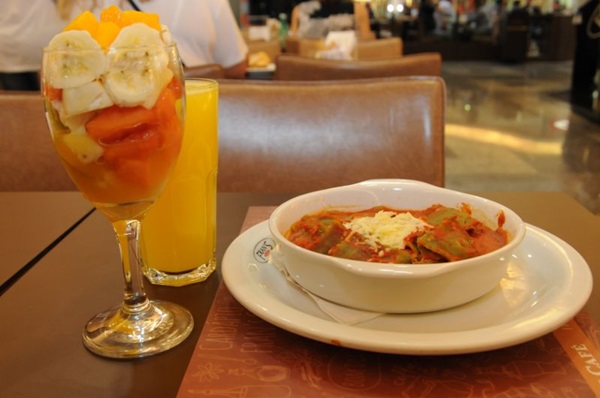 Combo com massa, salada de frutas e suco do Fran%u2019s Caf (Brbara Cabral/Esp. CB/D.A Press)
