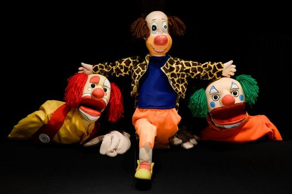 Os bonecos de pano se tornam palhaos no 'Circo mulambo' (Kakau Machado/Divulgao)