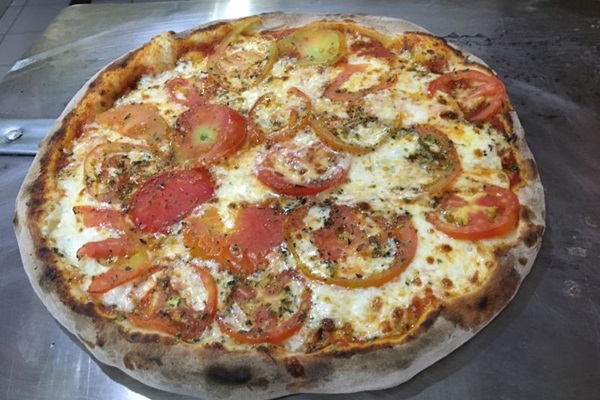 Na Peluso, as pizzas são assadas em forno especial (Liana Sabo/CB/D.A Press)