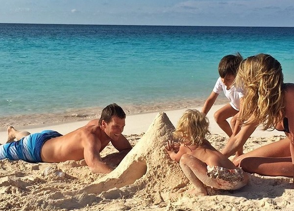 A modelo aproveita a praia com os filhos e o marido, Tom Brady (Internet/Reprodução)