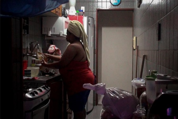 A cmera de sete adolescentes registra o trabalho domstico  (Gabriel Mascaro/Divulgao)