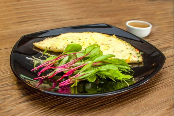 Servida  moda francesa, a omelete chega  mesa com salada (Haoles Fotografia/Divulgao)