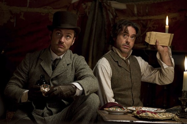 No cinema, Robert Downey Jr. interpreta Sherlock e Jude Law é Watson (HANDOUT/AFP)