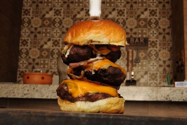 Coma se puder: hambúrguer Tesouro triplo tem quase 600g de carne (Bárbara Cabral/Esp. CB/D.A Press)