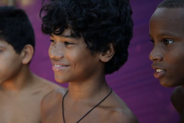 No fundo do quintal, o adolescente Jonas pretende desenvolver a arte circense, no documentrio de Paula Gomes (Haroldo Borges/Divulgao)
