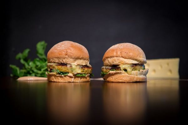 Hambrguer artesanal do Cerradus Burger, em Valparaso, com po de milho e disco de frango temperado (Pedro Augusto Ferreira/Divulgacao)