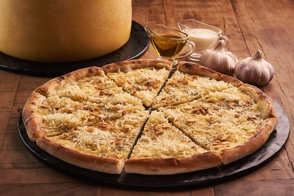 Pizza de alho cremoso, uma das novidades da Quattro Pizza Bar  (Raimundo Sampaio )