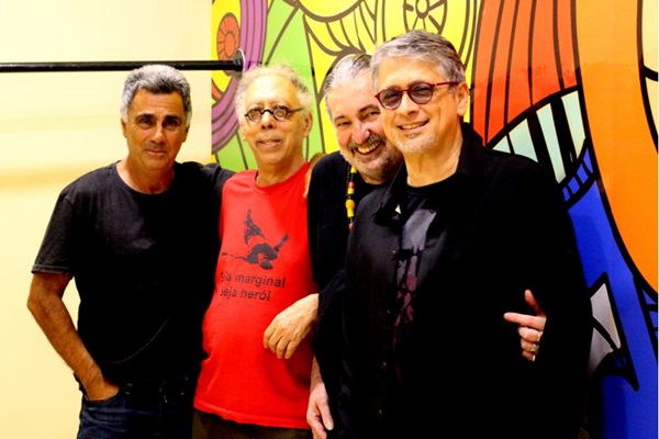 Moacyr Luz, Zé Renato, Jards Macalé e Guinga se juntam em 'Dobrando a carioca'
(MarluciMartins/Divulgacao) Moacyr Luz, Zé Renato, Jards Macalé e Guinga se juntam em 'Dobrando a carioca'
(MarluciMartins/Divulgacao)