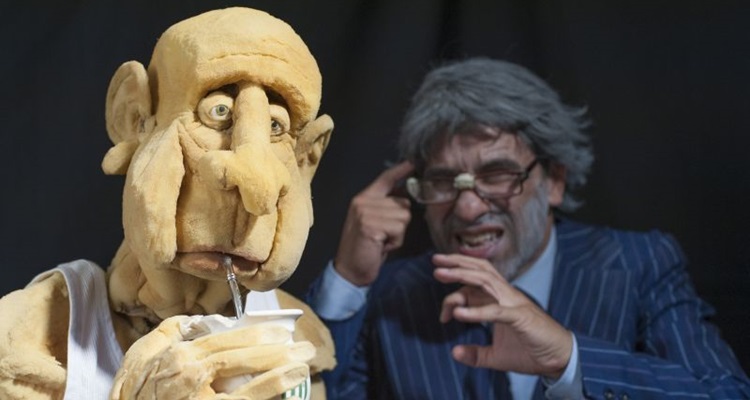 Em 'Aqueles velhos de...', Sergio Mercurio contracena e manipula boneco em tamanho natural
 (Pablo Gonzales/Divulgao)