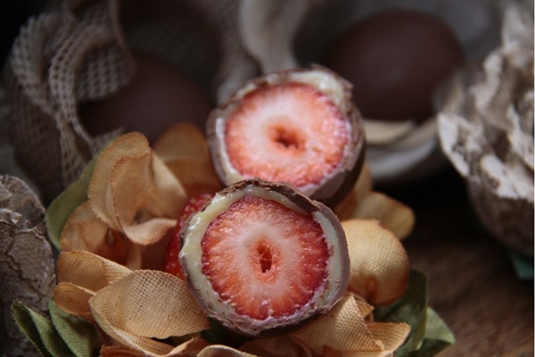 Os bombons de morango com leite condensado da Cirnia doces so os mais pedidos ( Ana Rayssa/Esp. CB/D.A Press)