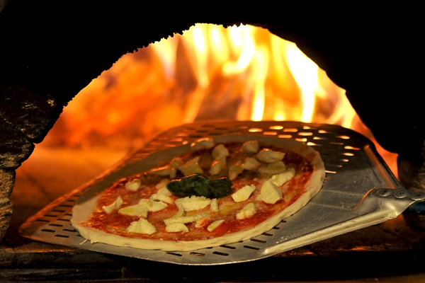 Pizza napolitana da Baco, assada em forno a lenha (Helio Montferre/Esp. CB/D.A Press)