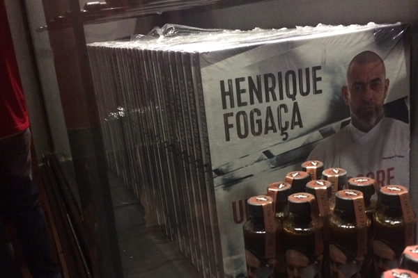 Livro de Fogaça é um dos produtos à venda no Cão Véio (Rebeca Oliveira/C.B/D.A Press)