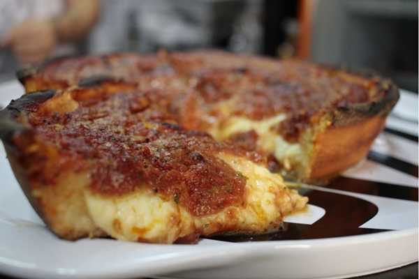 Com 5cm de espessura, cada fatia da pizza deep dish equivale 
a quatro da redonda convencional (Ana Rayssa/Esp. CB/D.A Press)