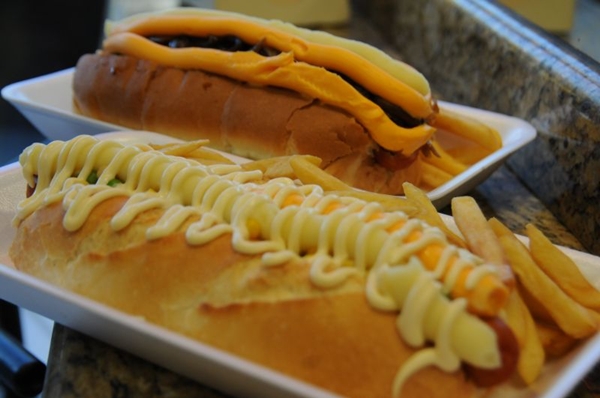 Cachorro-quente de 20cm na Nação Hot Dog é uma ode ao exagero (Bárbara Cabral/Esp. CB/D.A Press)