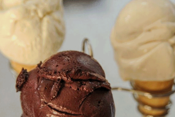 3 bolas de sorvete italiano na mão gelato de sorvete de frutas na torre de  sorvete de cone