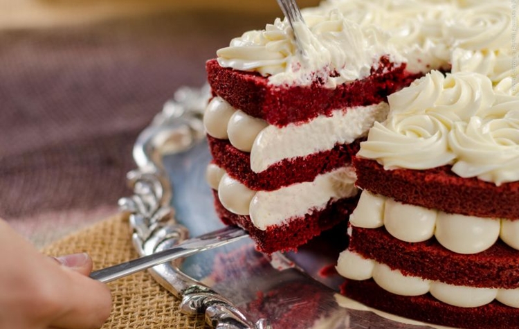Na Sweet Cake, os bolos podem ser acompanhados de doces e salgados nos pacotes para festas (SC/Divulgao)